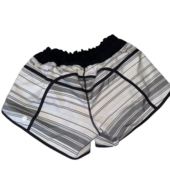 Lululemon Tracker Short *2-way Stretch
Mini Groovy Stripe Dune Horizontal Black - Picture 3 of 9
